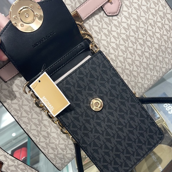 Michael Kors Carmen Small Logo Smartphone Crossbody Bag
Black Signature 
NWT - Picture 4 of 16